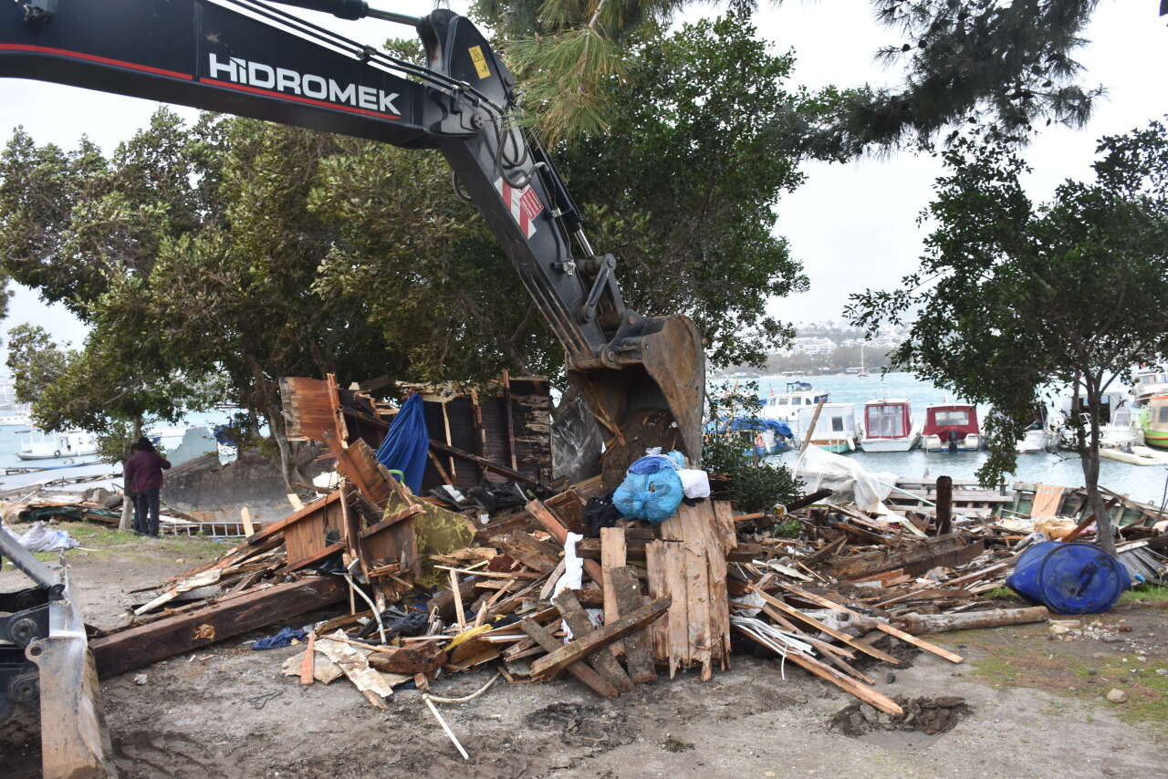 Bodrum'da Kaçak İskeleler Yıkılıyor, Kıyıda Gelişigüzel Bırakılan Tekneler Kaldırılıyor 1
