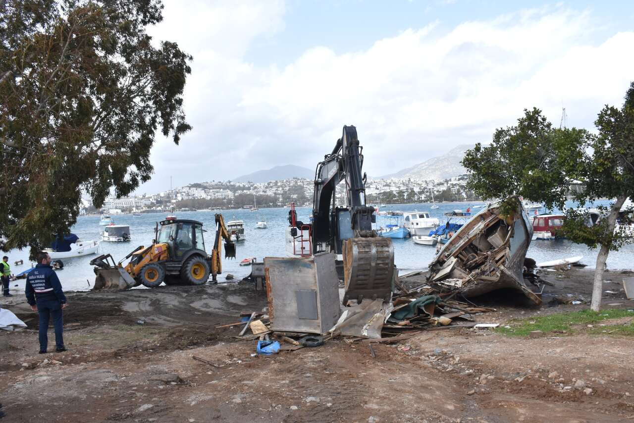 Bodrum'da Kaçak İskeleler Yıkılıyor, Kıyıda Gelişigüzel Bırakılan Tekneler Kaldırılıyor 2