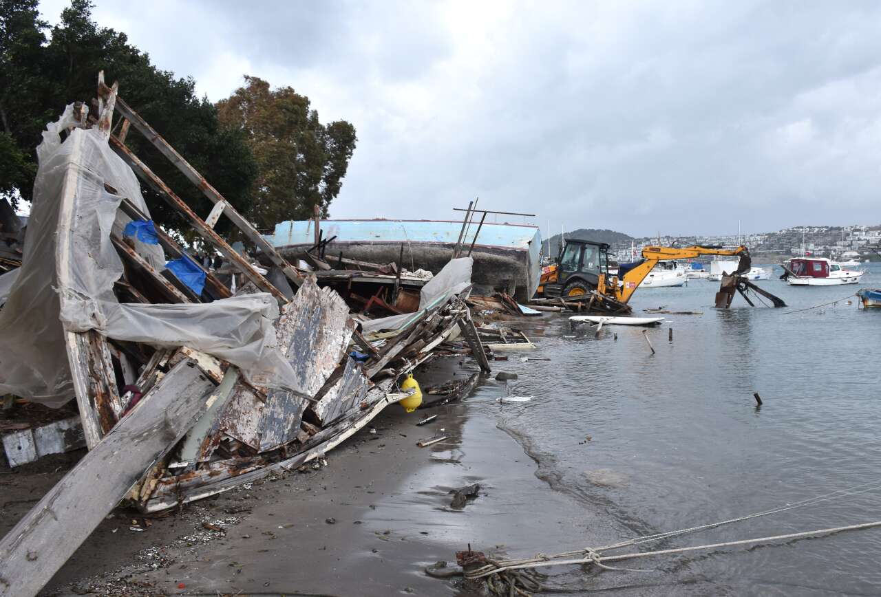 Bodrum'da Kaçak İskeleler Yıkılıyor, Kıyıda Gelişigüzel Bırakılan Tekneler Kaldırılıyor 3