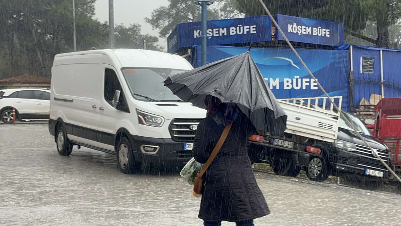 Şiddetli Yağış Perşembe Pazarı’nda Hayatı Olumsuz Etkiledi 2