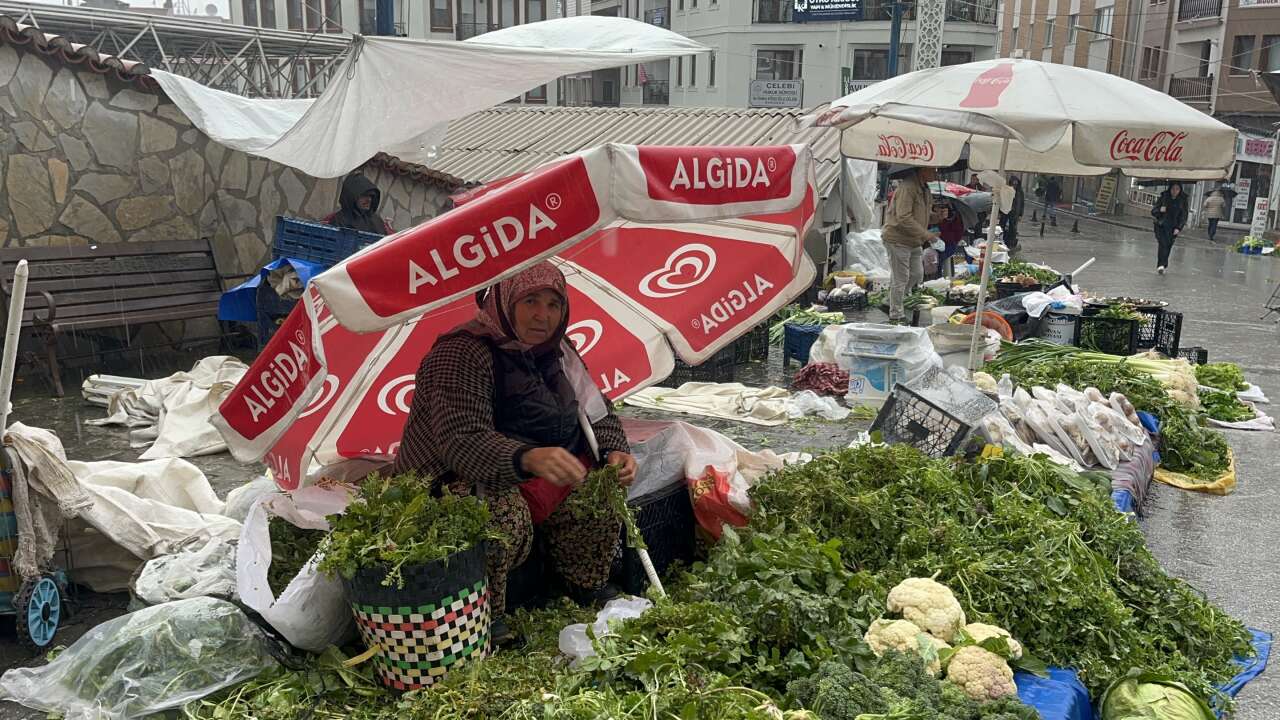 Şiddetli Yağış Perşembe Pazarı’nda Hayatı Olumsuz Etkiledi 3