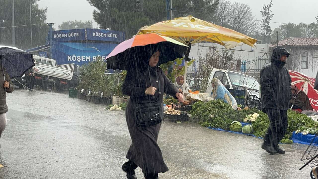 Şiddetli Yağış Perşembe Pazarı’nda Hayatı Olumsuz Etkiledi 6