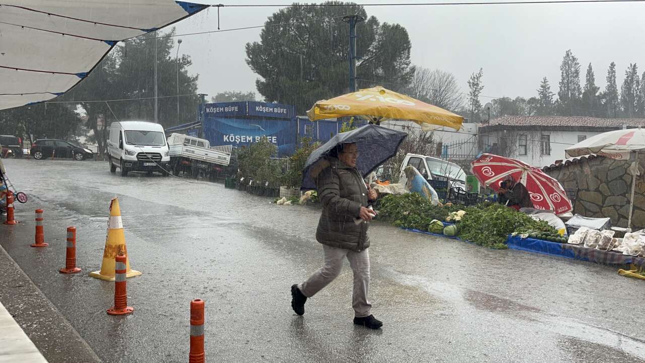 Şiddetli Yağış Perşembe Pazarı’nda Hayatı Olumsuz Etkiledi 4