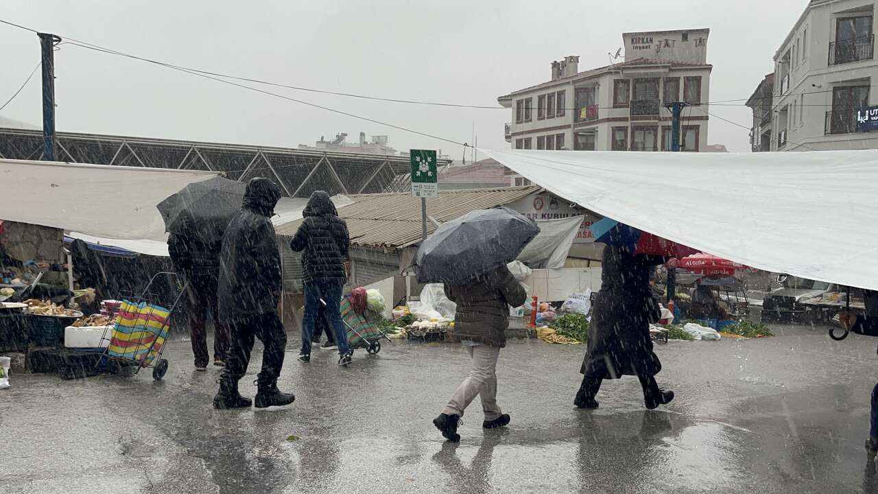 Şiddetli Yağış Perşembe Pazarı’nda Hayatı Olumsuz Etkiledi 5