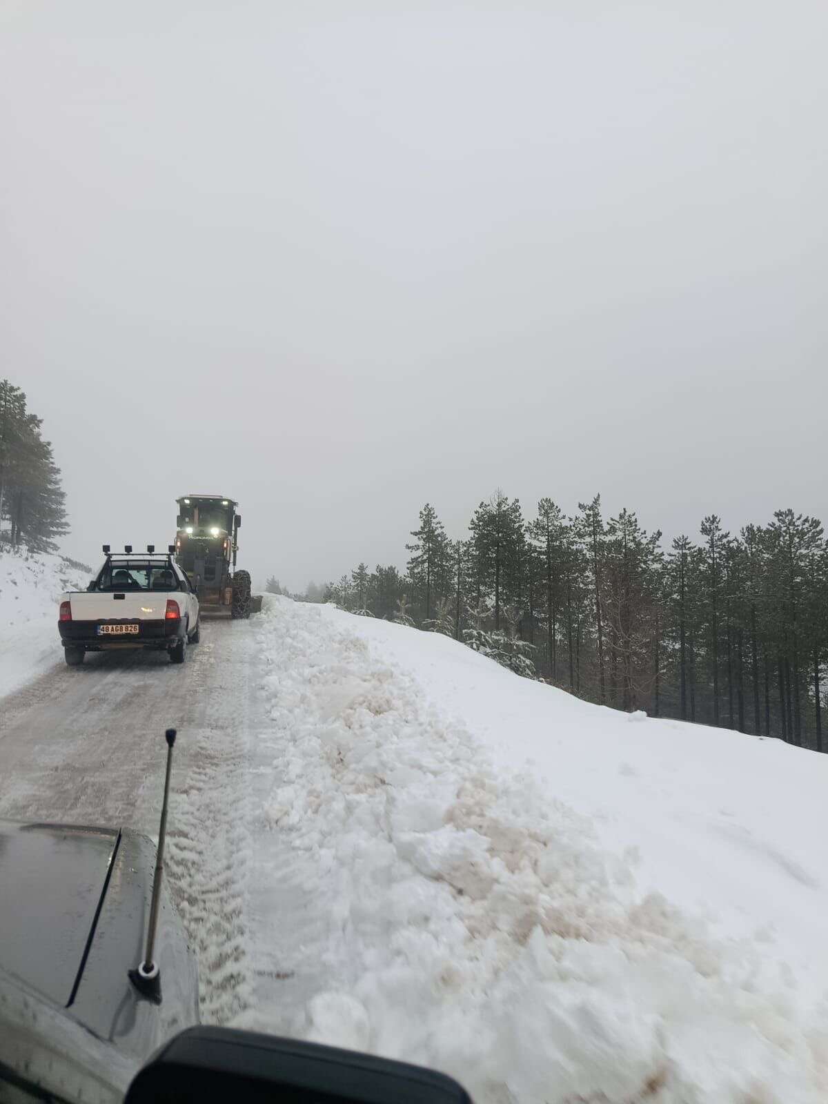 Muğla’da Kar ve Buzlanma Ulaşımı Aksattı: Araçlar Yolda Kaldı 7