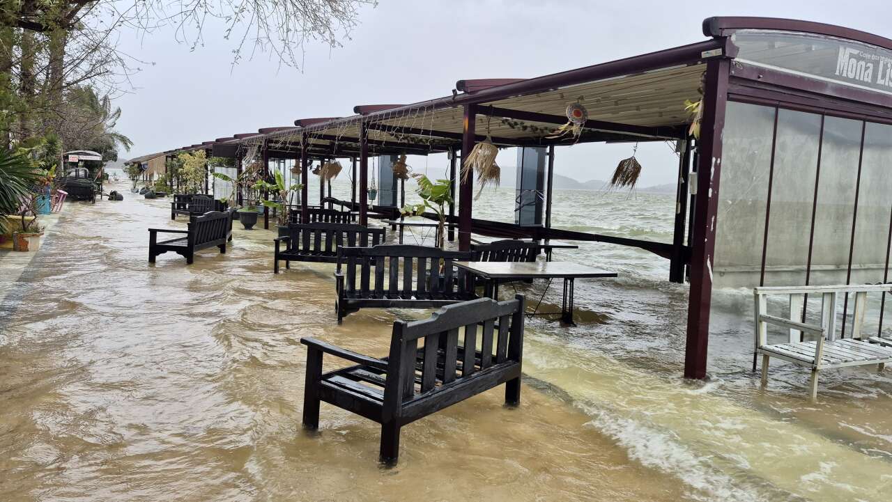 Muğla’da Lodosun Etkisi: Köyceğiz Gölü Cadde ve Sokakları Suya Gömüldü 4