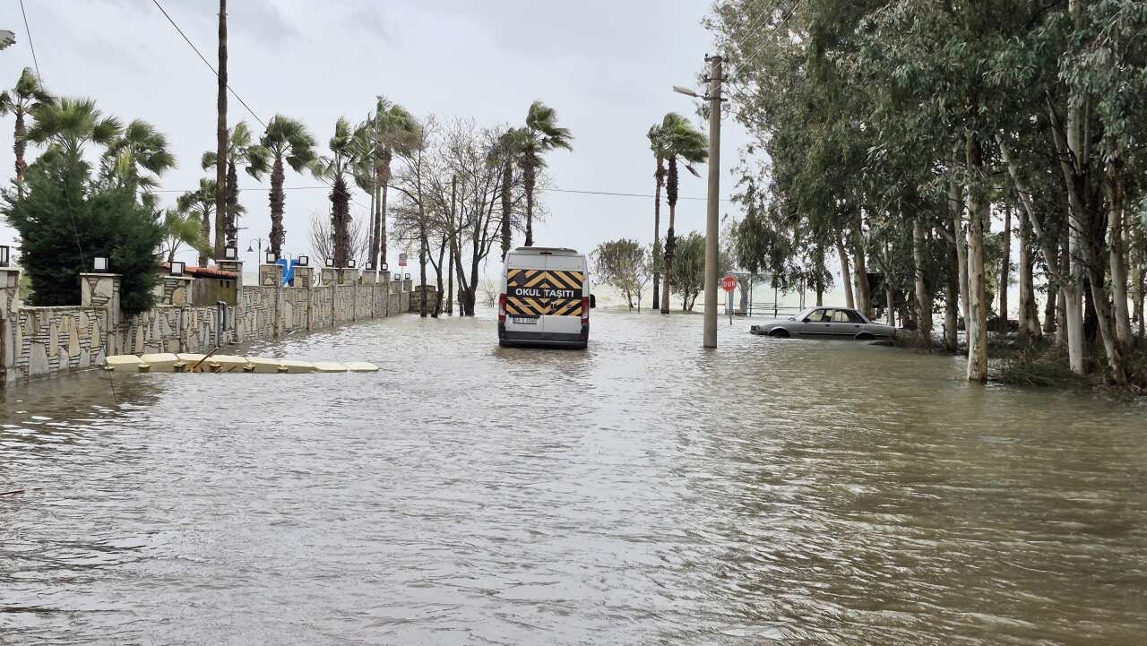 Muğla’da Lodosun Etkisi: Köyceğiz Gölü Cadde ve Sokakları Suya Gömüldü 2