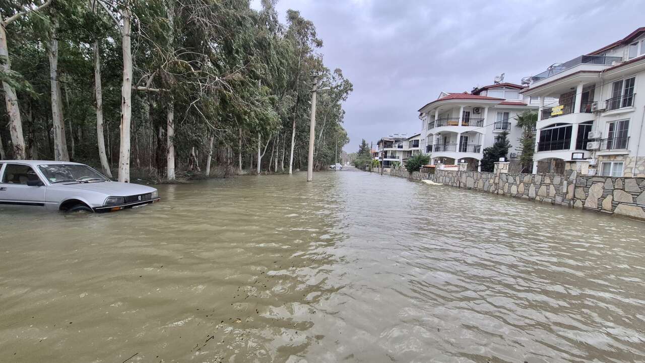 Muğla’da Lodosun Etkisi: Köyceğiz Gölü Cadde ve Sokakları Suya Gömüldü 5