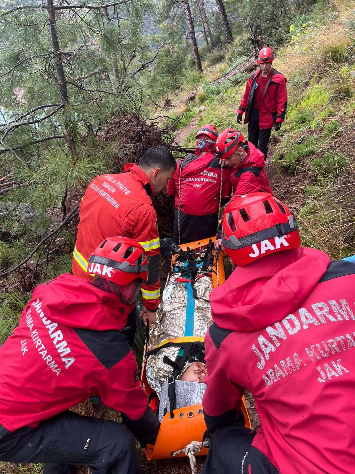 Kabak Koyu'nda Kayalıklardan Düşen Genç Kurtarıldı 1