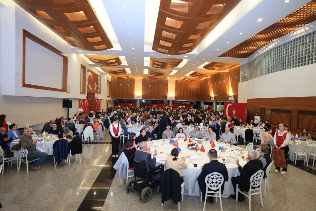 Vali Akbıyık, Engelli ve Yaşlı Vatandaşlarla İftar Programında Buluştu 1