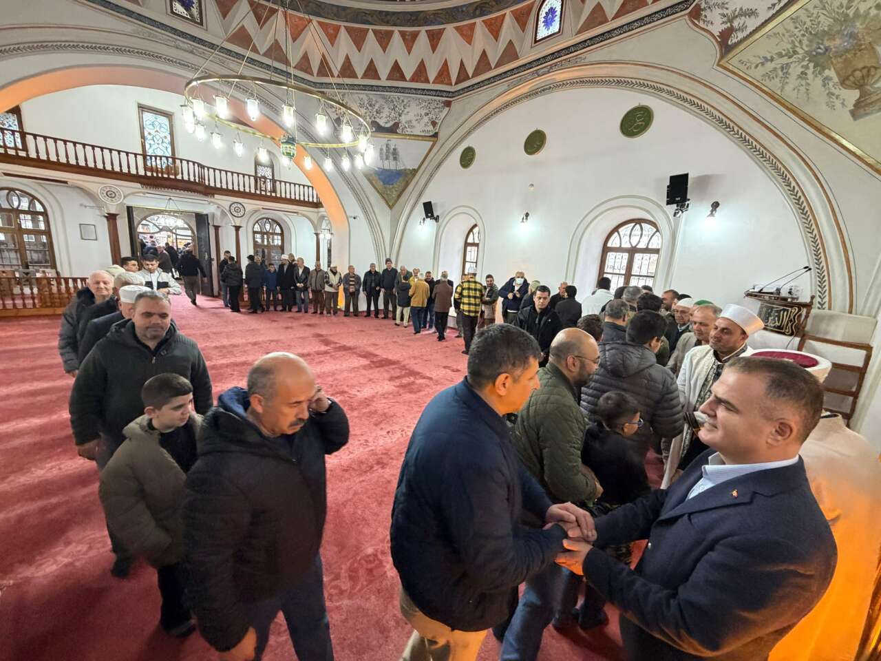 Muğla Valisi Dr. İdris Akbıyık, Bayram Namazı Sonrası Vatandaşlarla Bayramlaştı 1