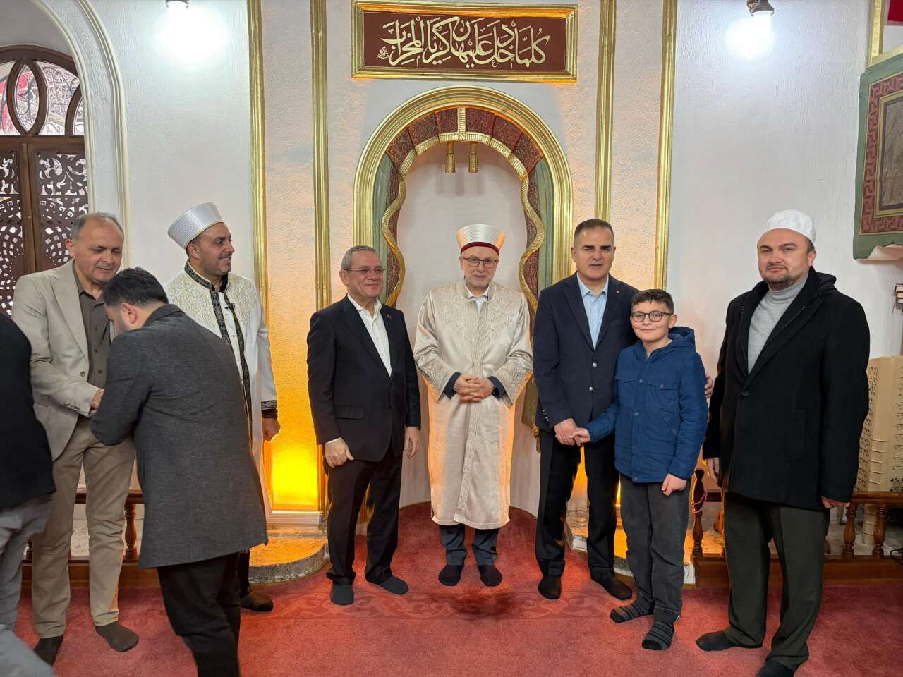 Muğla Valisi Dr. İdris Akbıyık, Bayram Namazı Sonrası Vatandaşlarla Bayramlaştı 3