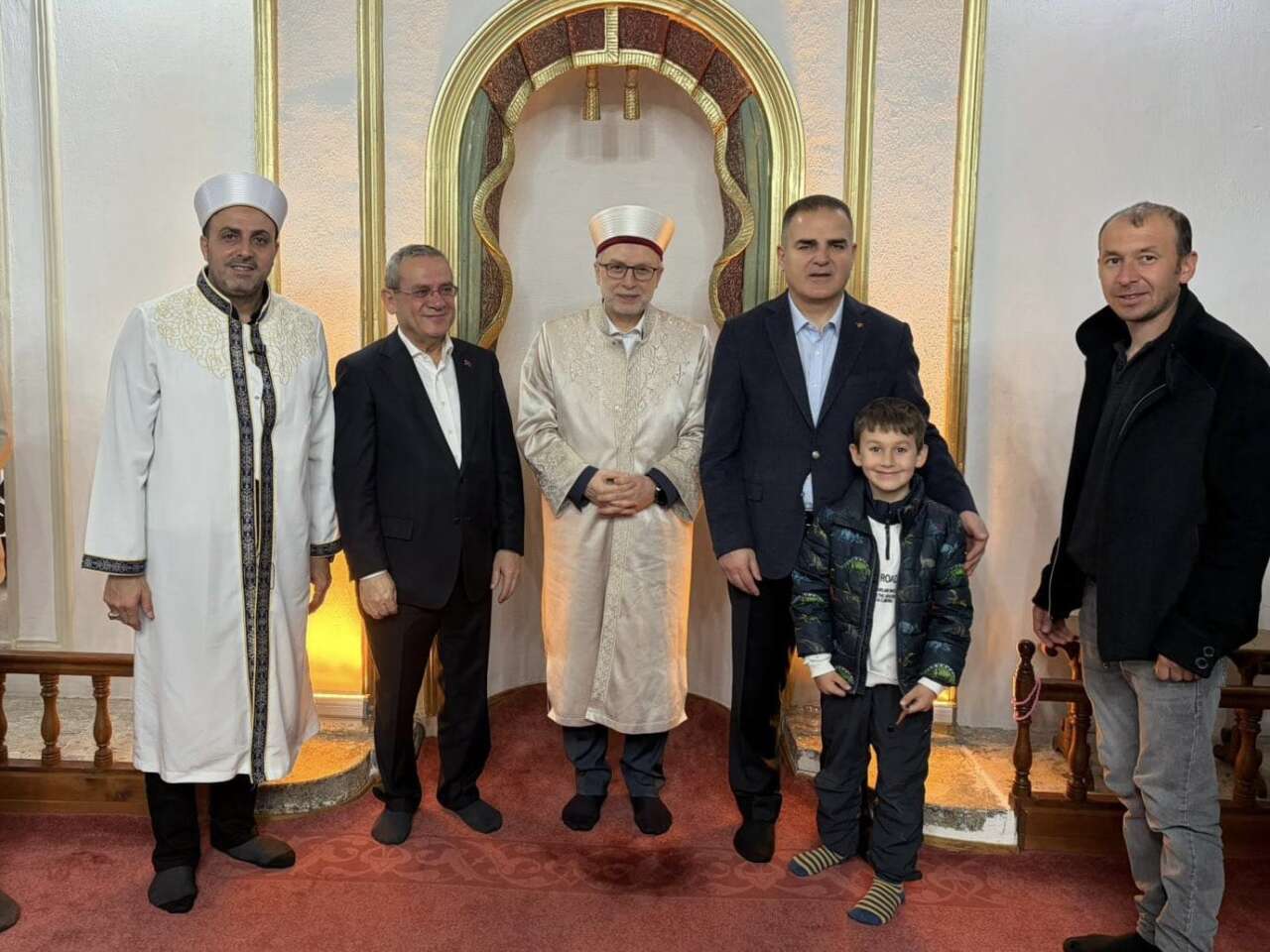 Muğla Valisi Dr. İdris Akbıyık, Bayram Namazı Sonrası Vatandaşlarla Bayramlaştı 2