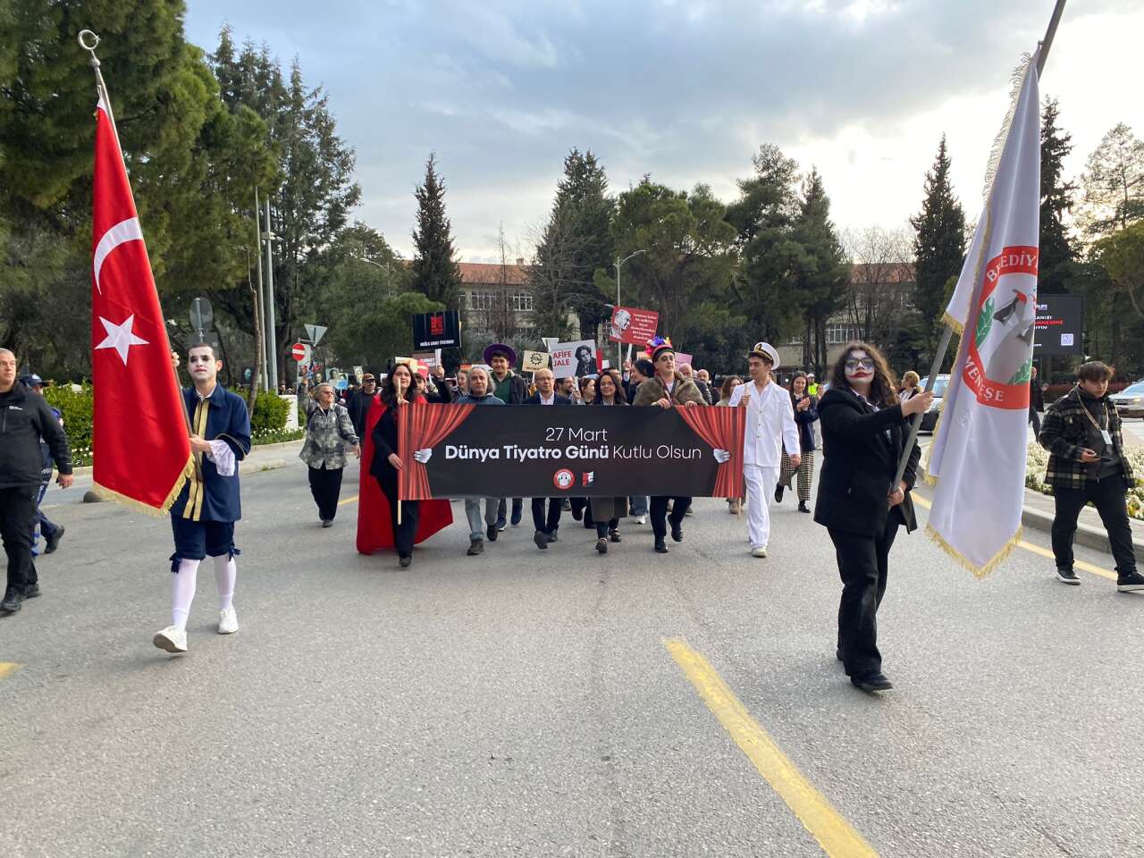 Menteşe’de Dünya Tiyatro Günü Coşkusu: Sanat Sokaklara Taştı 6