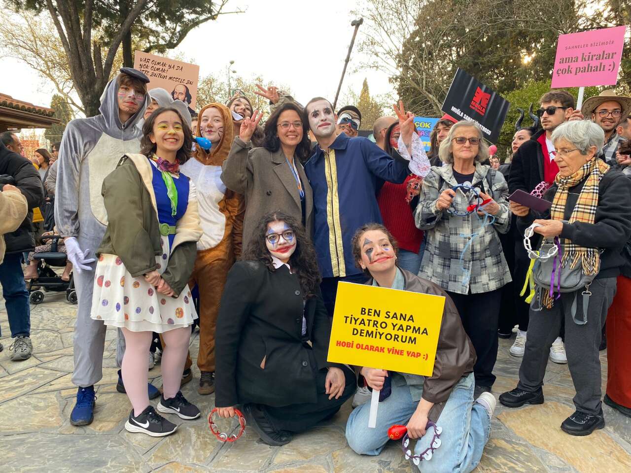 Menteşe’de Dünya Tiyatro Günü Coşkusu: Sanat Sokaklara Taştı 5