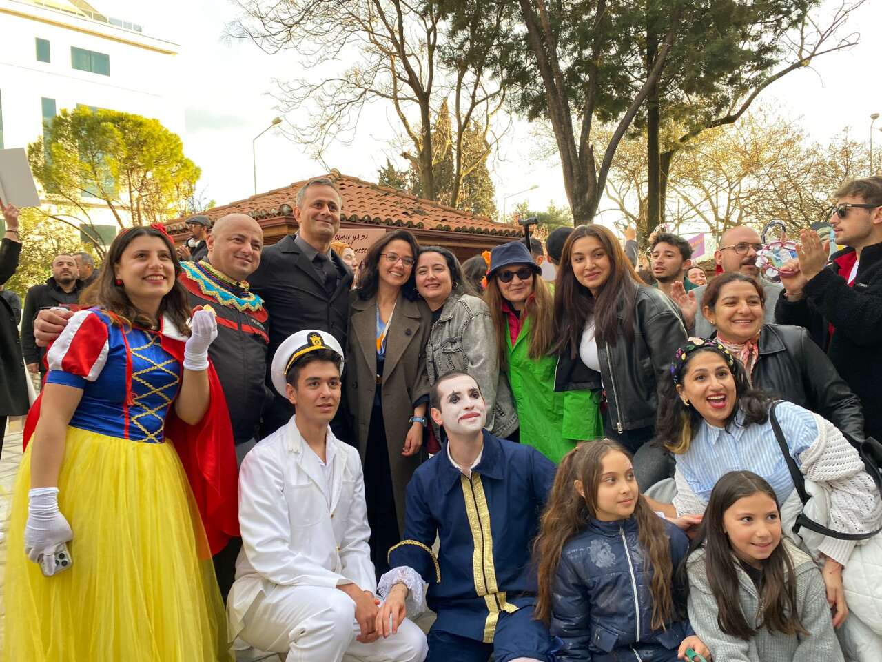 Menteşe’de Dünya Tiyatro Günü Coşkusu: Sanat Sokaklara Taştı 3