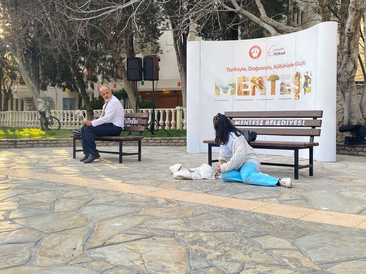 Menteşe’de Dünya Tiyatro Günü Coşkusu: Sanat Sokaklara Taştı 4