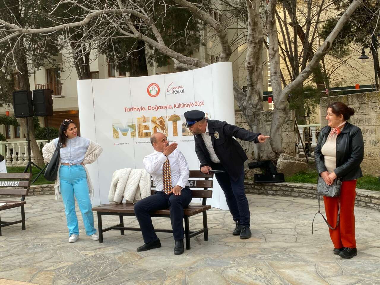 Menteşe’de Dünya Tiyatro Günü Coşkusu: Sanat Sokaklara Taştı 7