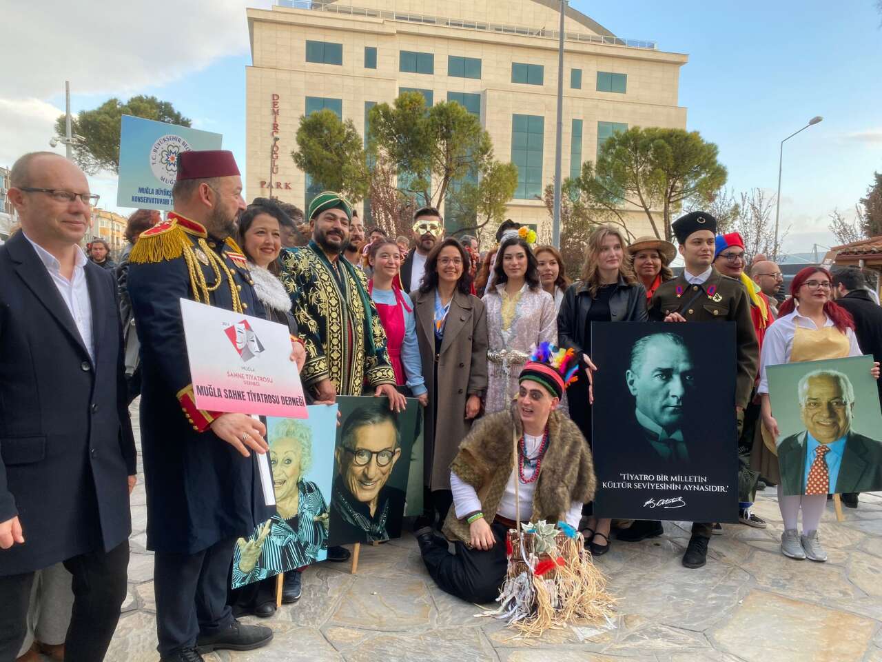 Menteşe’de Dünya Tiyatro Günü Coşkusu: Sanat Sokaklara Taştı 2