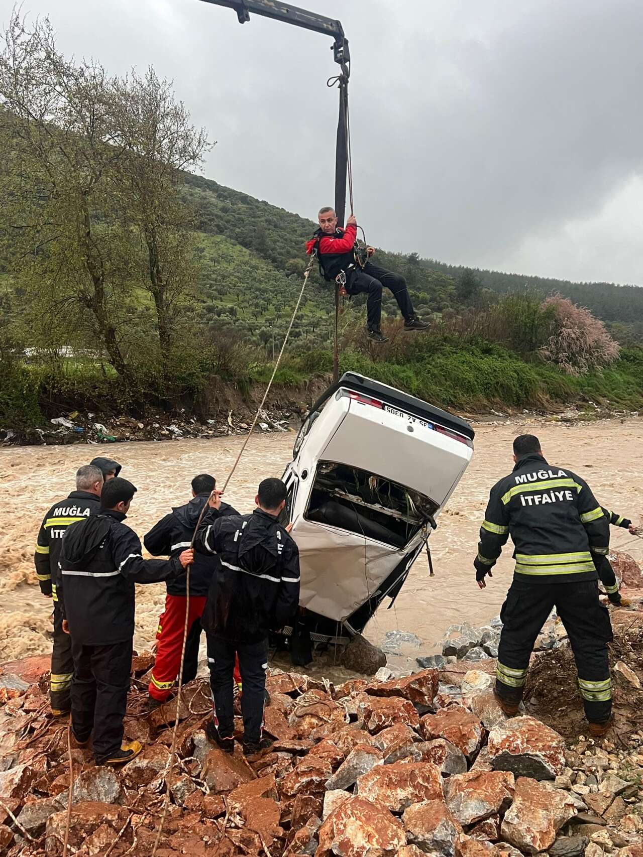 AFAD ve İtfaiye Zamanla Yarıştı: Sele Kapılan Otomobilde *len Kişinin Kimliği Belli Oldu 2