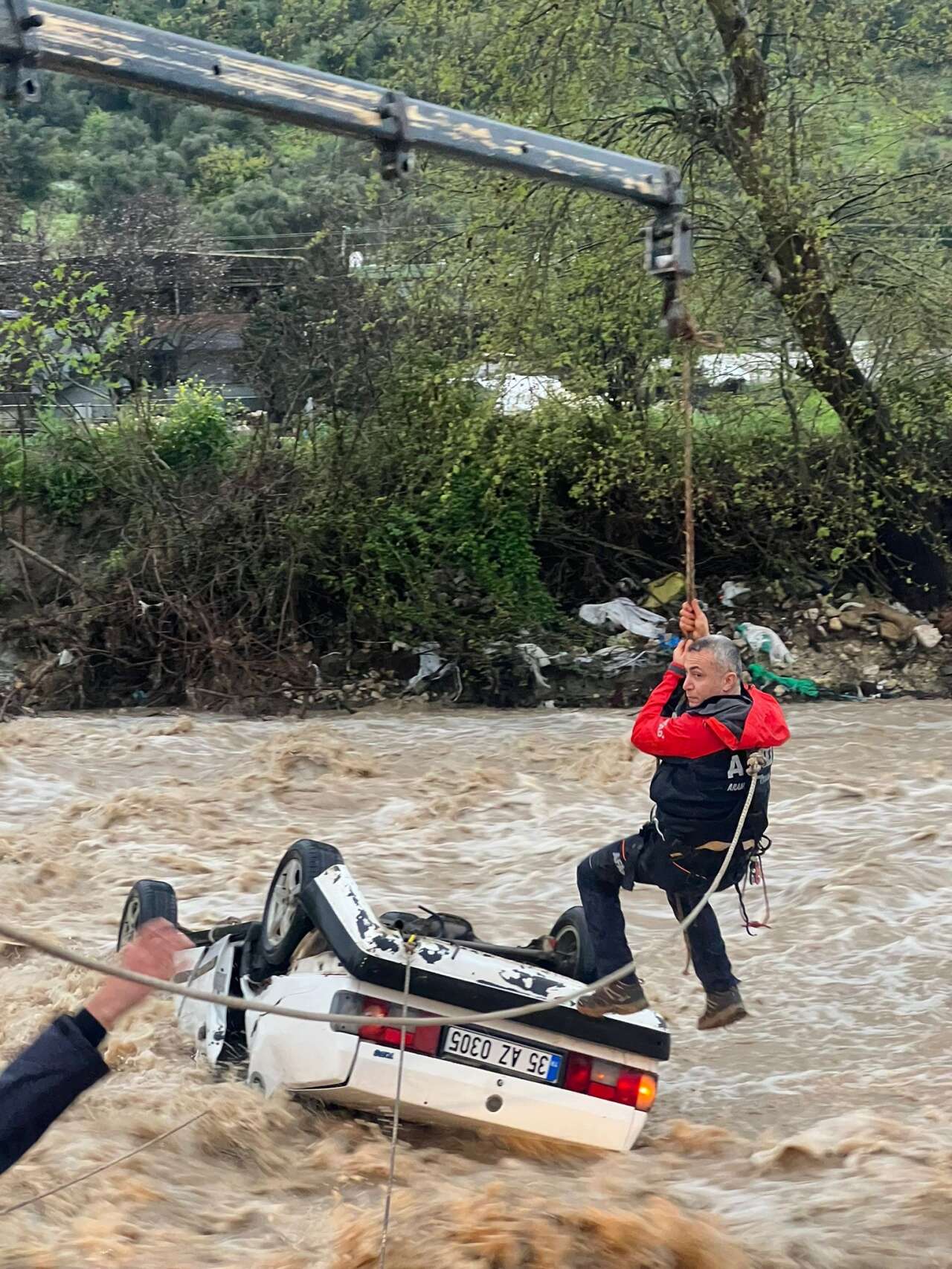 AFAD ve İtfaiye Zamanla Yarıştı: Sele Kapılan Otomobilde *len Kişinin Kimliği Belli Oldu 7