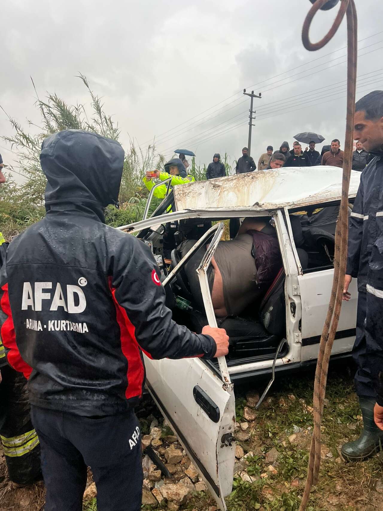 AFAD ve İtfaiye Zamanla Yarıştı: Sele Kapılan Otomobilde *len Kişinin Kimliği Belli Oldu 6