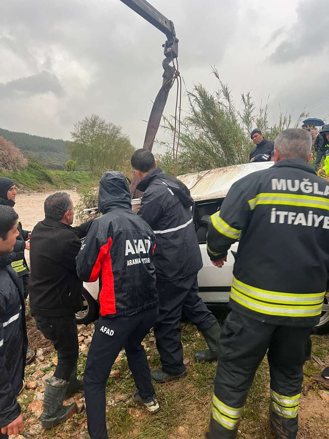 AFAD ve İtfaiye Zamanla Yarıştı: Sele Kapılan Otomobilde *len Kişinin Kimliği Belli Oldu 1