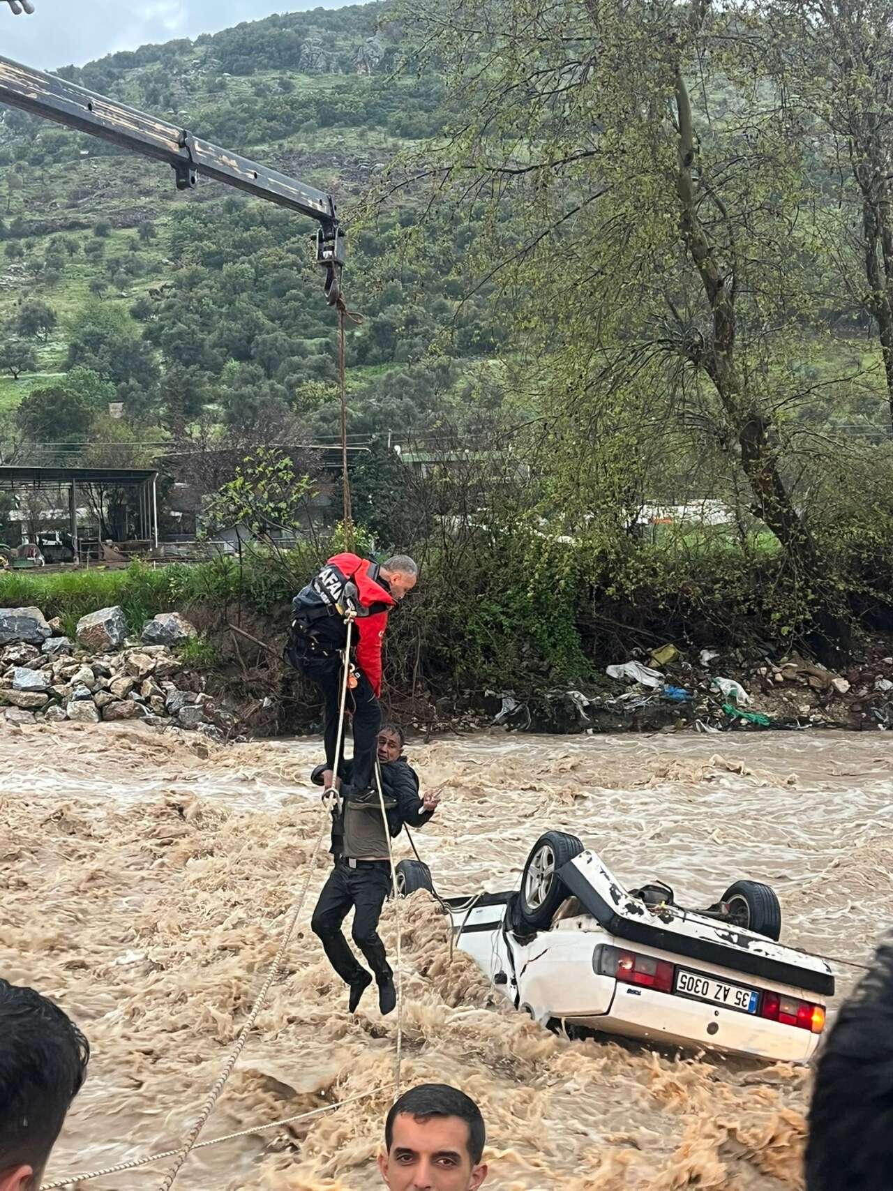 AFAD ve İtfaiye Zamanla Yarıştı: Sele Kapılan Otomobilde *len Kişinin Kimliği Belli Oldu 3
