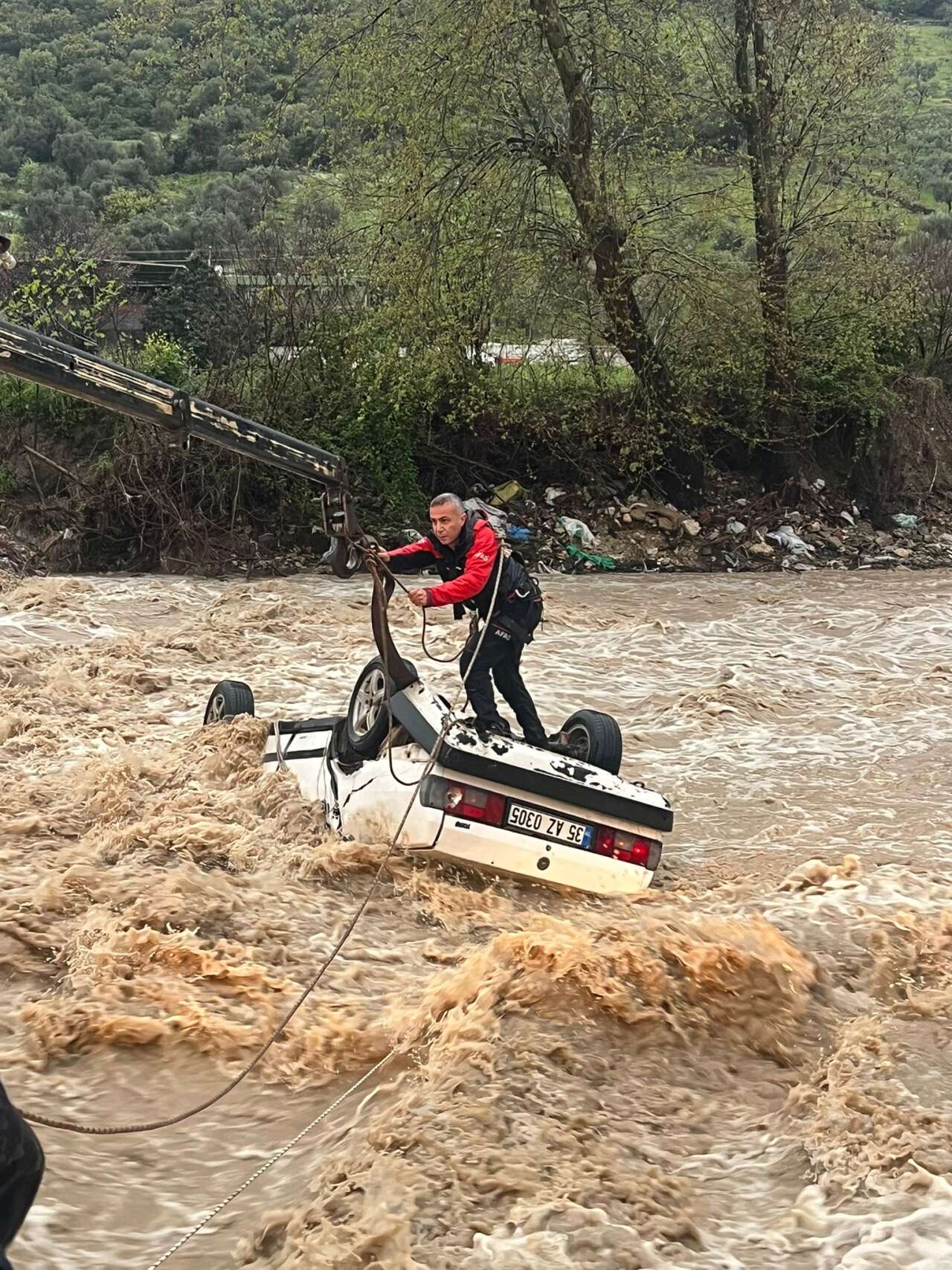 AFAD ve İtfaiye Zamanla Yarıştı: Sele Kapılan Otomobilde *len Kişinin Kimliği Belli Oldu 4