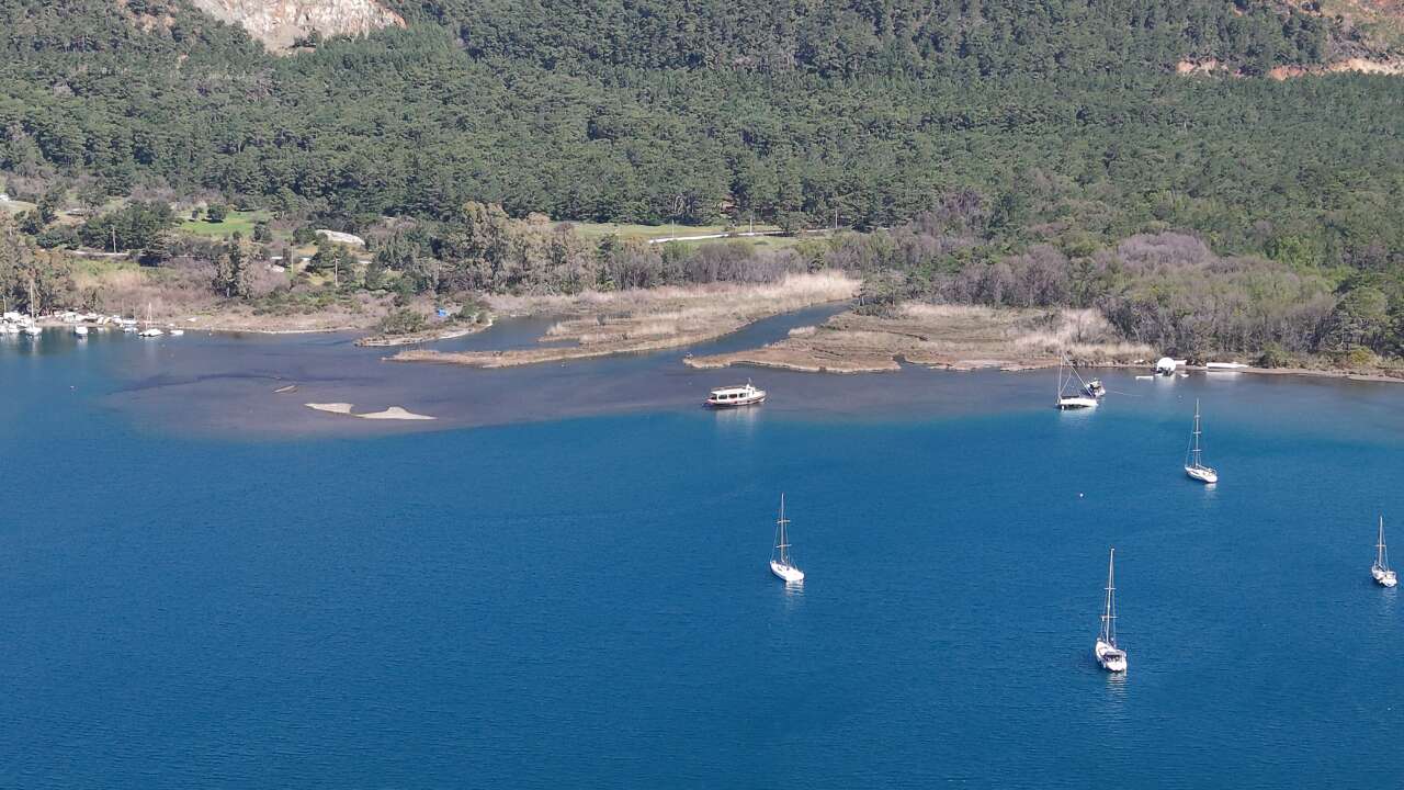 Marmaris'te Deniz Suyu Yaklaşık 5 Metre Çekildi 3