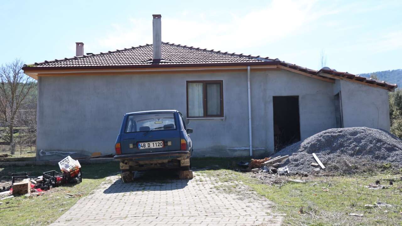 Muğla’da 42 Yaşındaki Sermin Eşi Tarafından Öld*rüldü: Olayın Yaşandığı Ev Sessizliğe Büründü 4