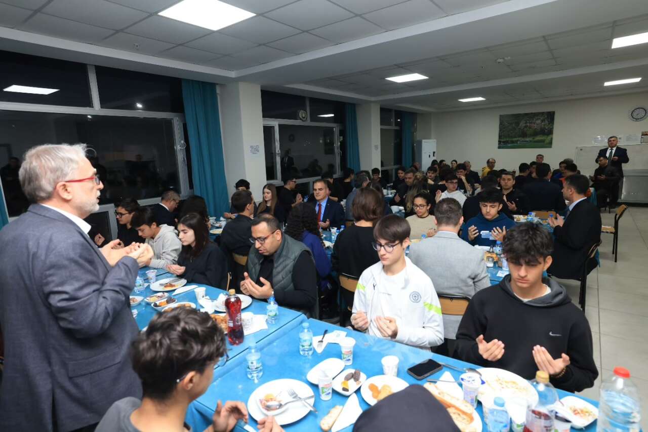 Muğla Valisi Dr. İdris Akbıyık İftar Programında Gençlerle Buluştu 1