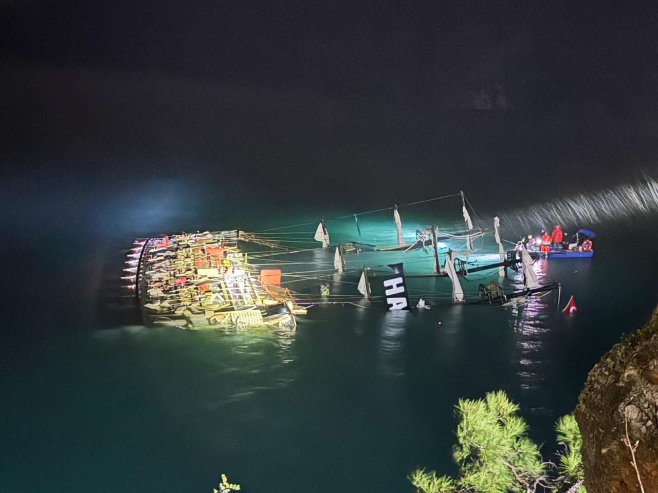 Fethiye’de Tekne Kayalıklara Çarptı, 6 Kişi Kurtarıldı 1 Kayıp 3