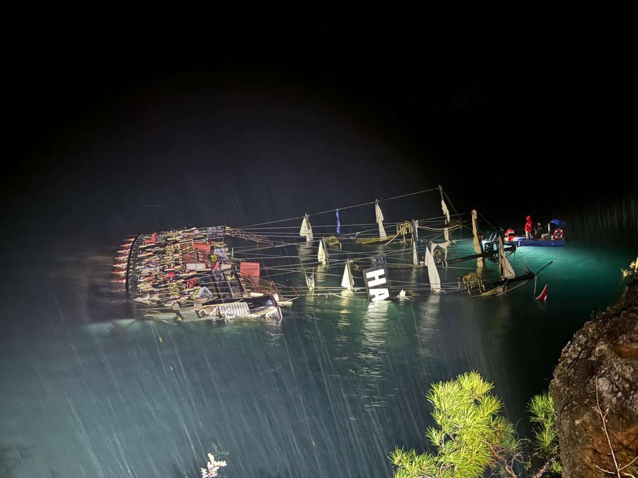 Fethiye’de Tekne Kayalıklara Çarptı, 6 Kişi Kurtarıldı 1 Kayıp 5