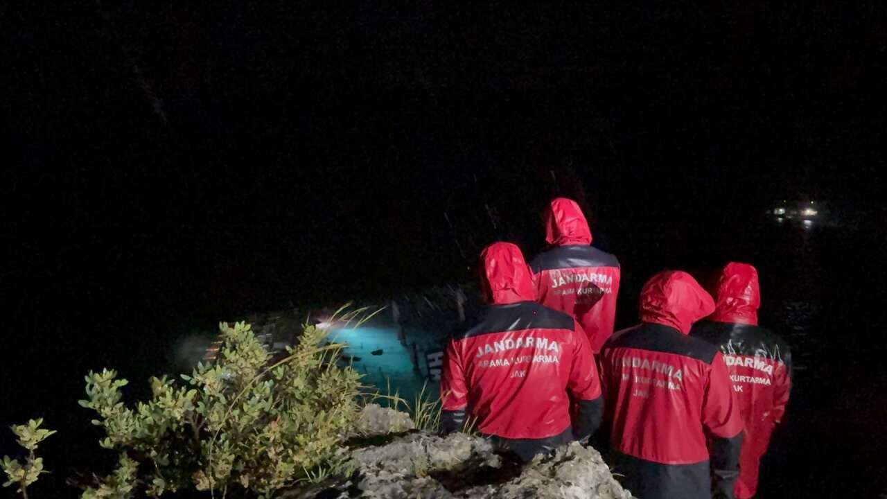 Fethiye’de Tekne Kayalıklara Çarptı, 6 Kişi Kurtarıldı 1 Kayıp 7