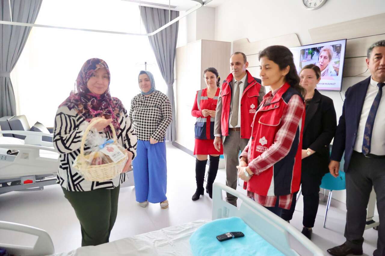 Vakıf Medeniyeti Yaşatılıyor: Hastalara Meyve İkramı 6