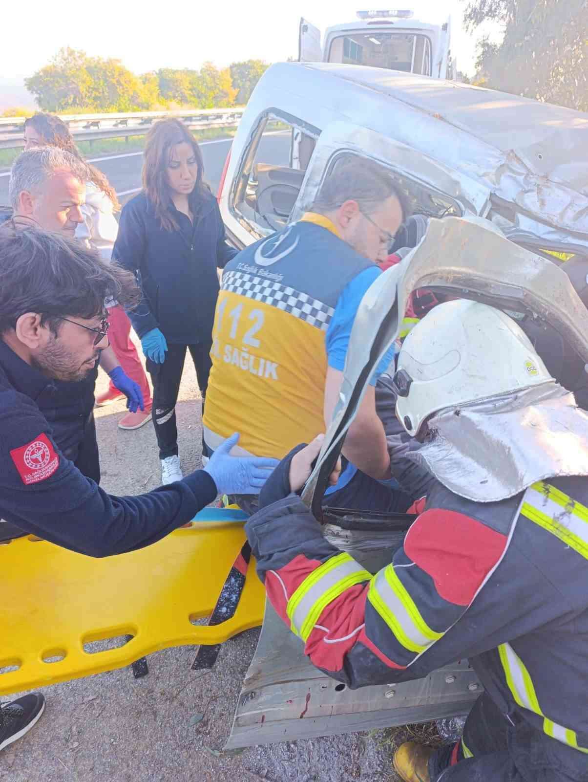 Ticari Araç Takla Attı, Yol Kenarına Savruldu: 3 Yaralı 1