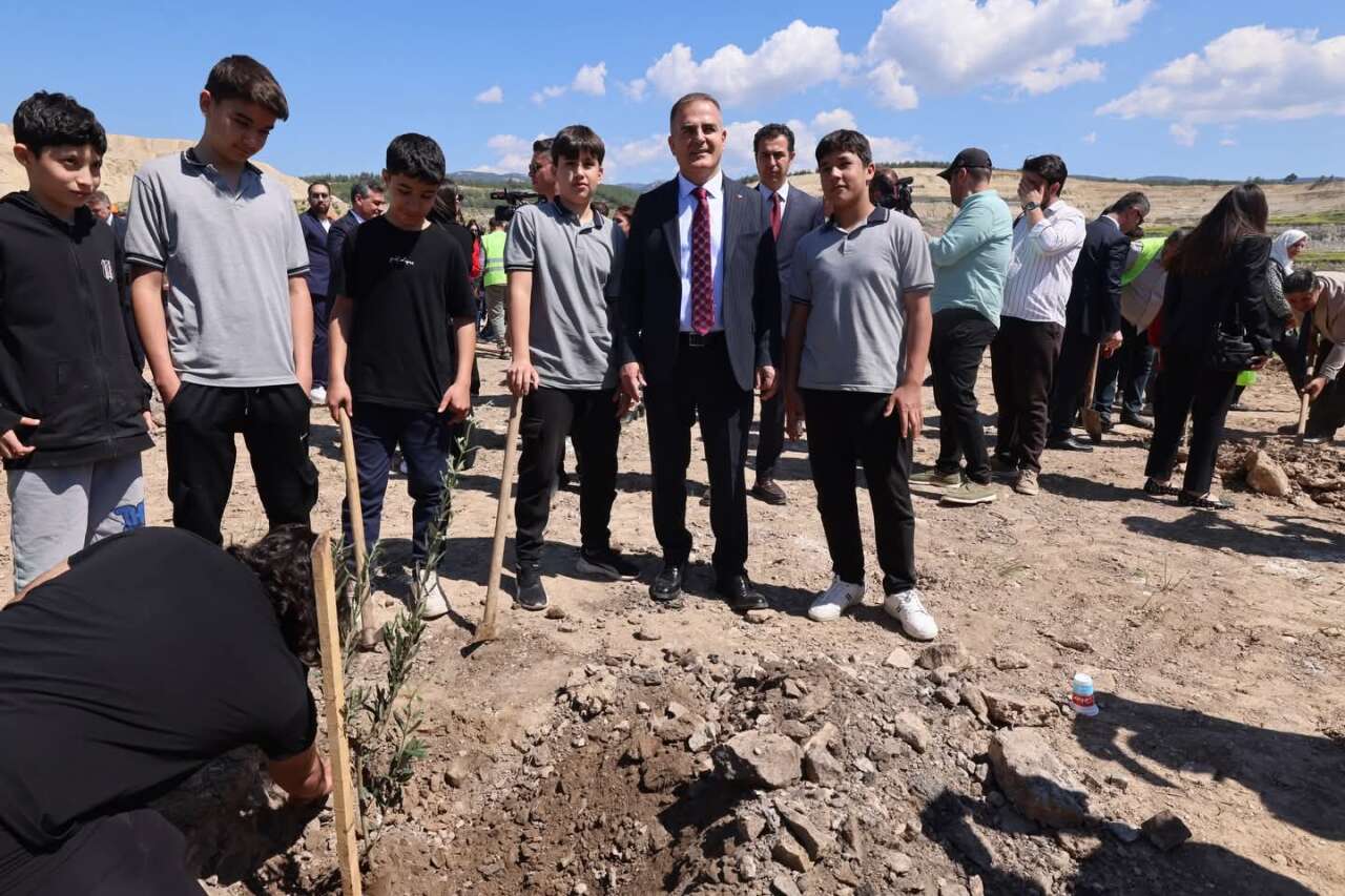 Hüsamlar’da Yeşil Seferberlik: Çocuklarla Birlikte 4 Bin Fidan Dikildi 1