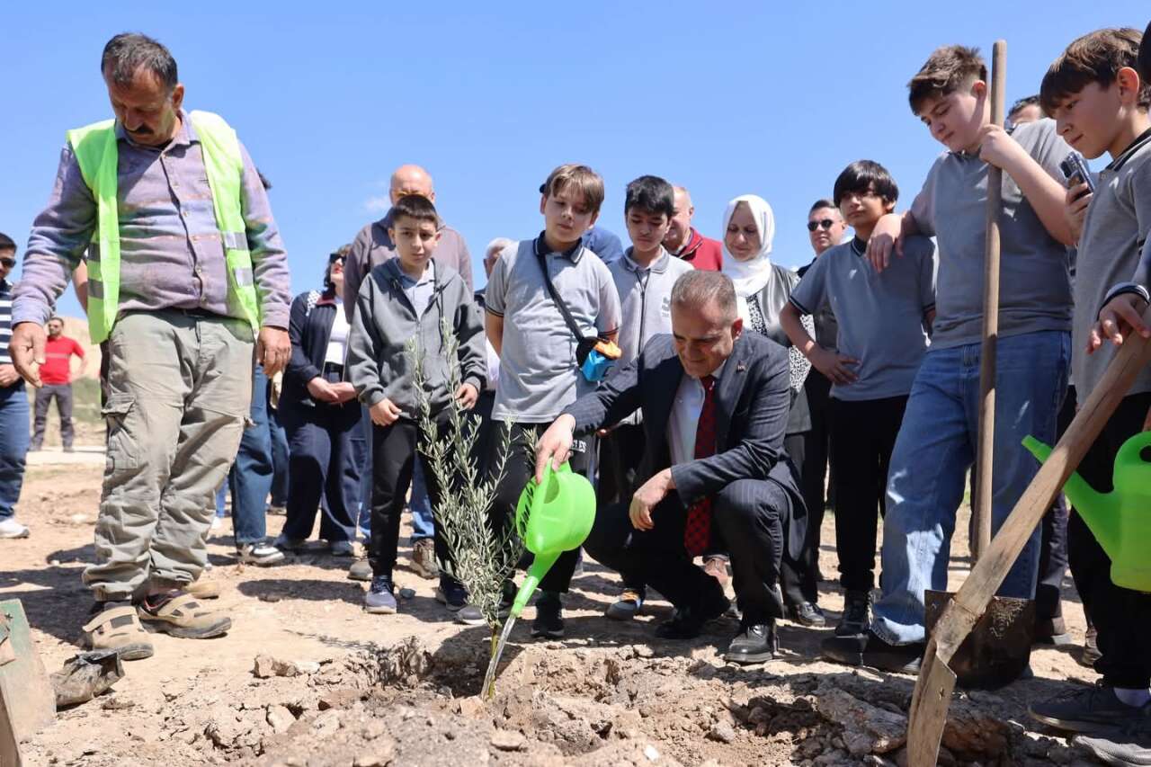 Hüsamlar’da Yeşil Seferberlik: Çocuklarla Birlikte 4 Bin Fidan Dikildi 2