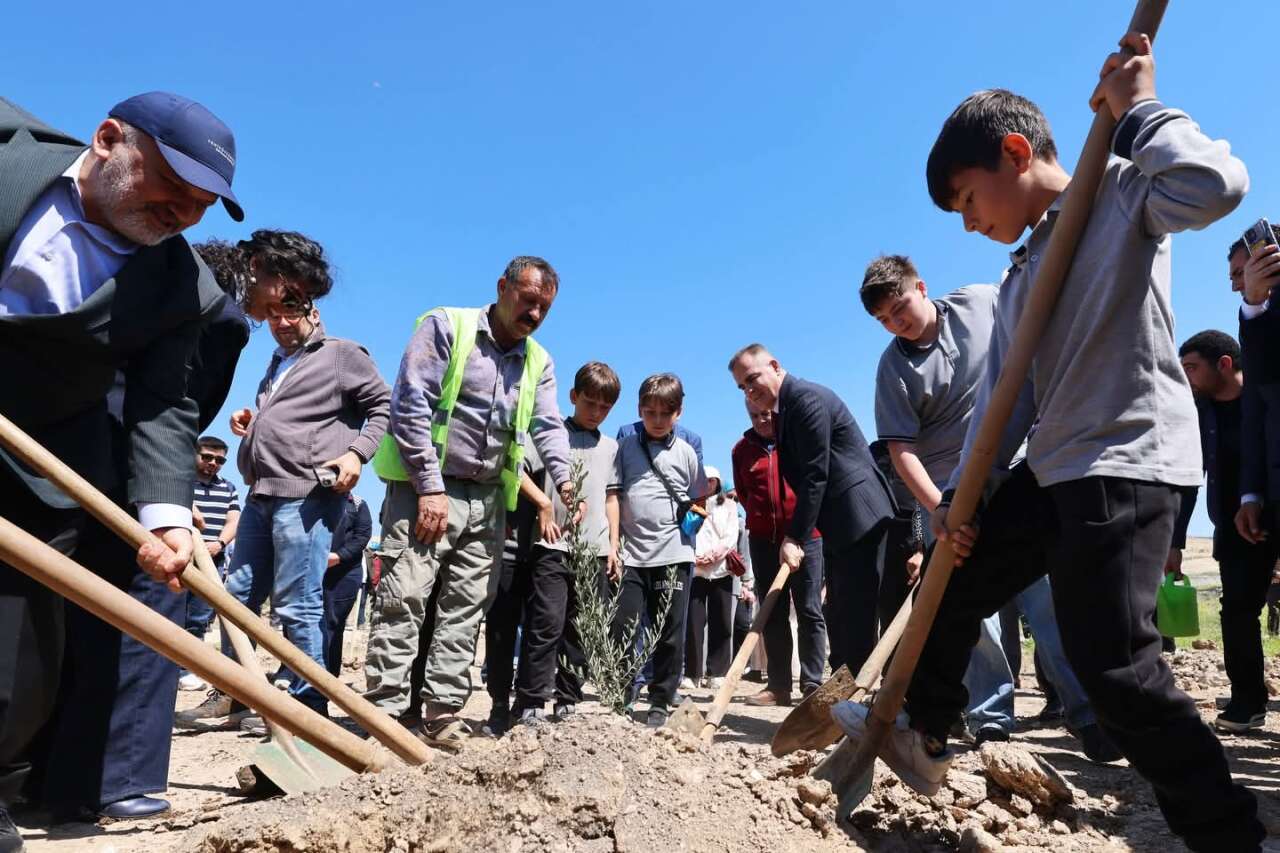 Hüsamlar’da Yeşil Seferberlik: Çocuklarla Birlikte 4 Bin Fidan Dikildi 9