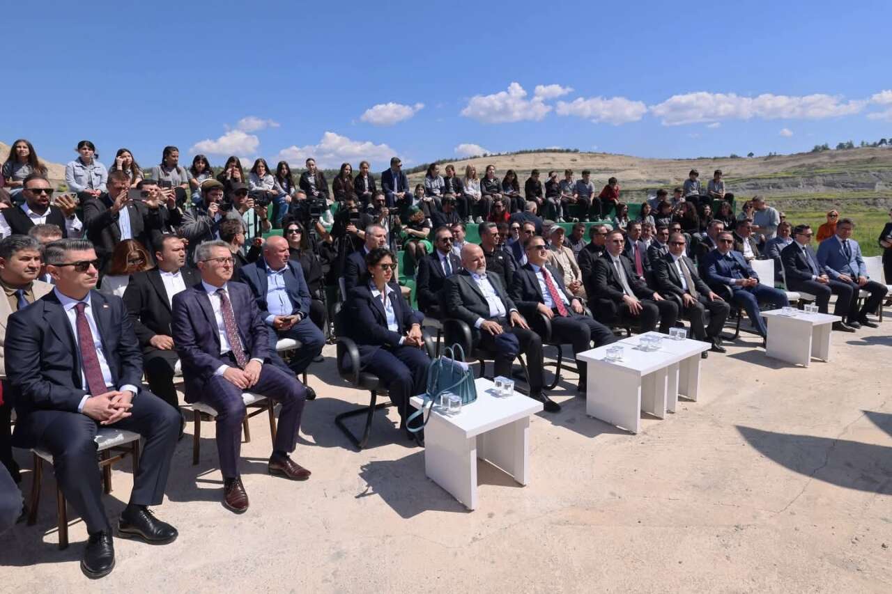 Hüsamlar’da Yeşil Seferberlik: Çocuklarla Birlikte 4 Bin Fidan Dikildi 8