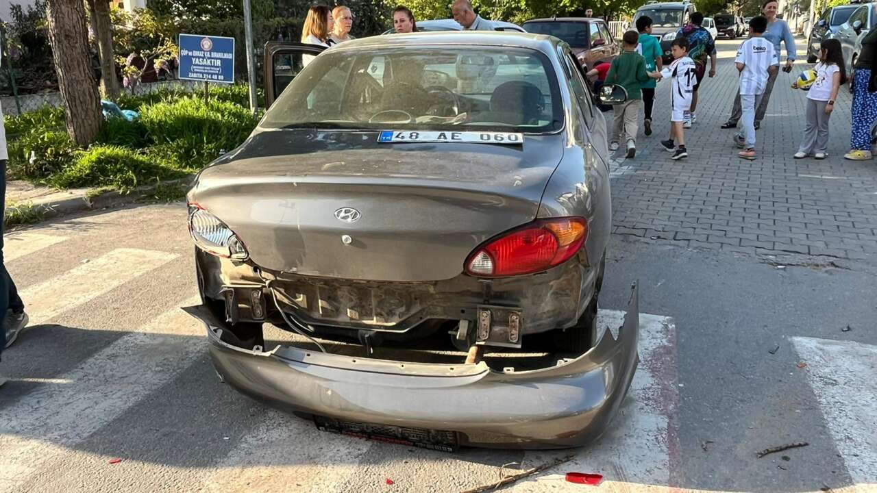 Menteşe'de Araçlar Birbirine Girdi: 2 Yaralı 1