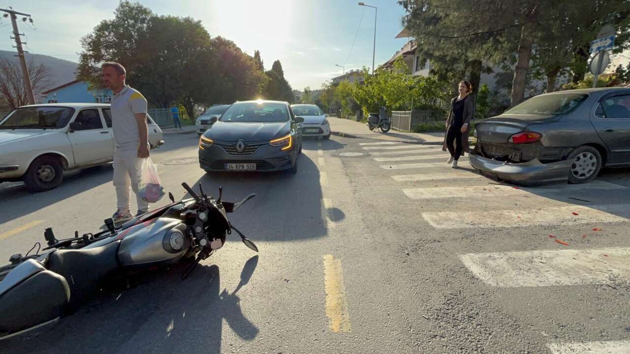 Menteşe'de Araçlar Birbirine Girdi: 2 Yaralı 2