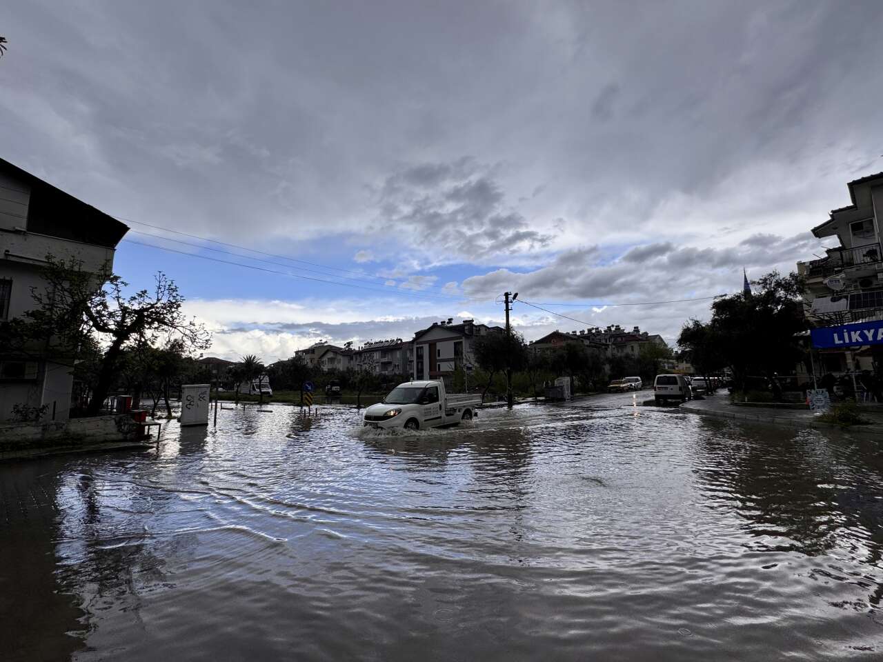 Fethiye’de Kuvvetli Yağış: Yollar Göle Döndü 5