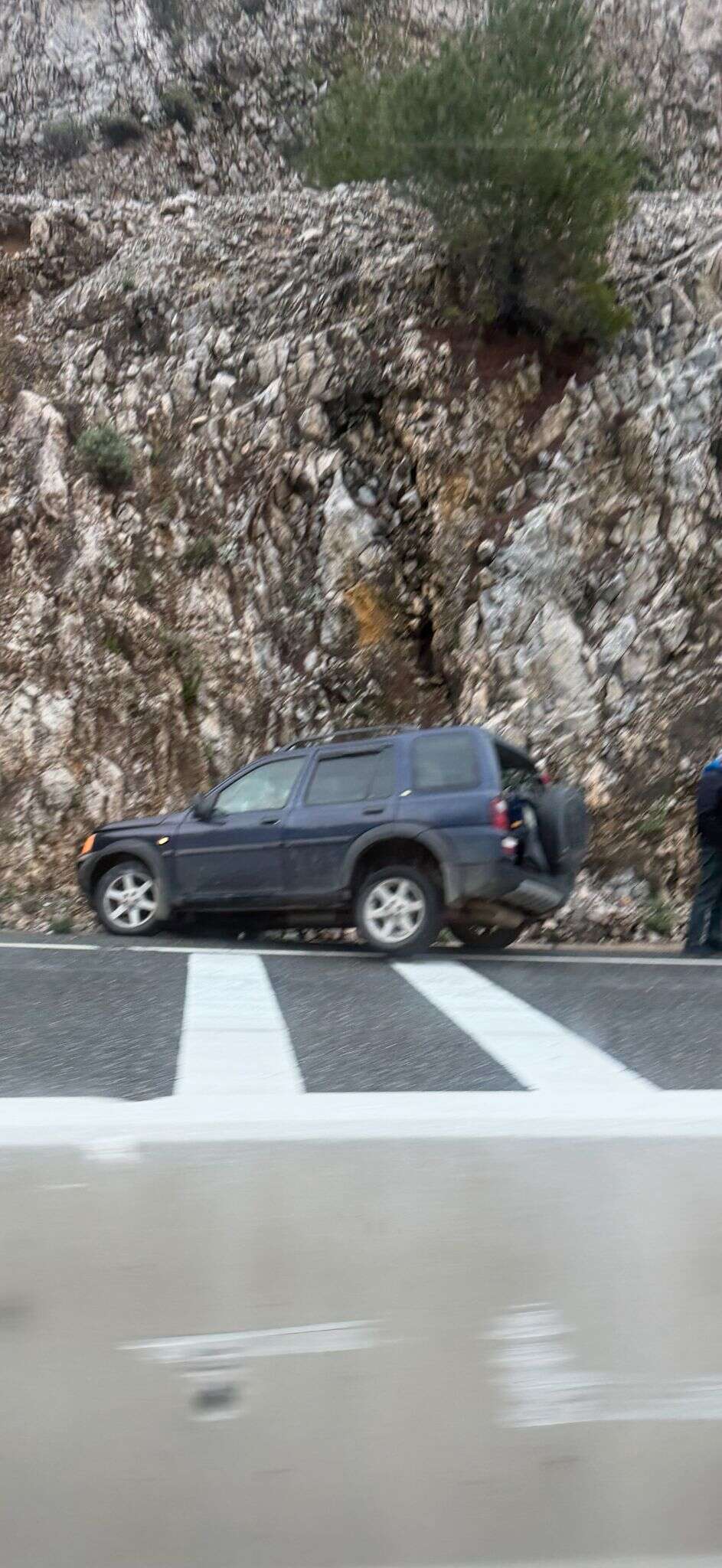 Sakar Geçidi’nde Korkutan Kaza: Araç Kayalıklara Çarptı 3