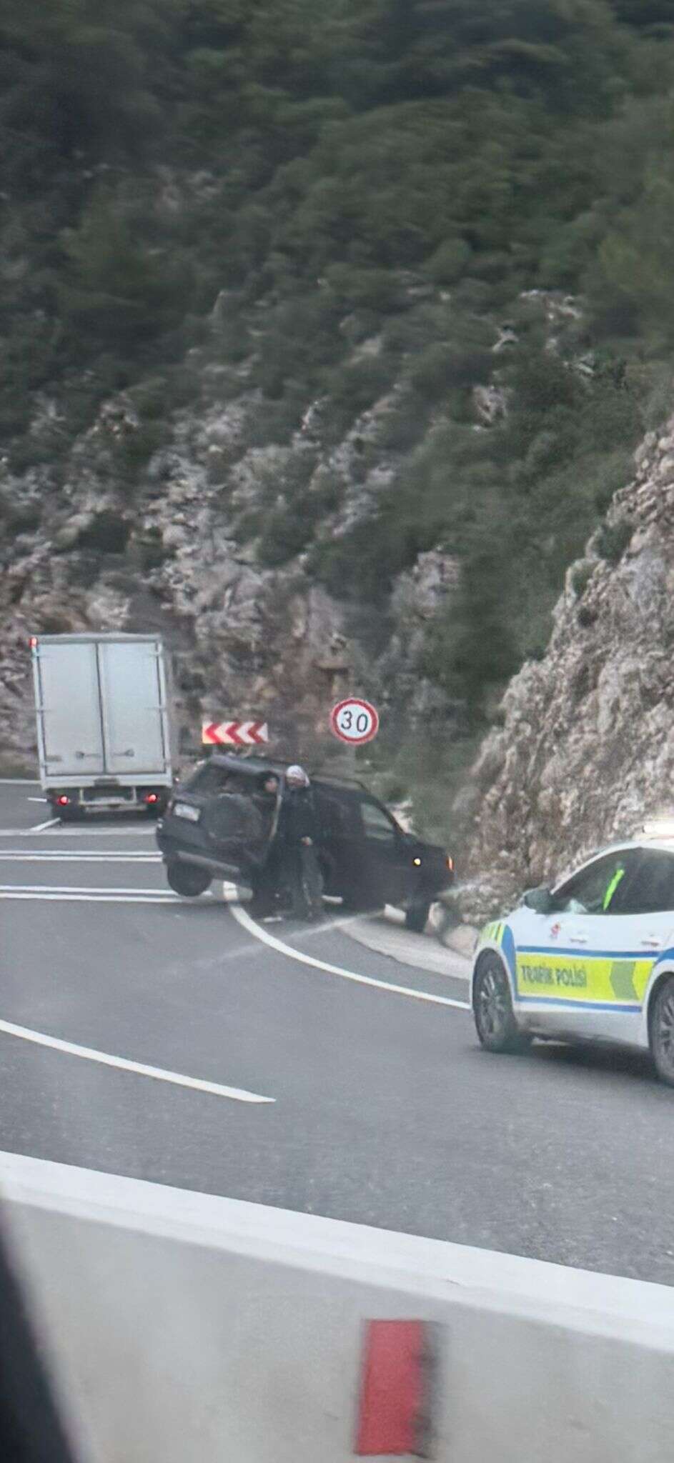 Sakar Geçidi’nde Korkutan Kaza: Araç Kayalıklara Çarptı 2