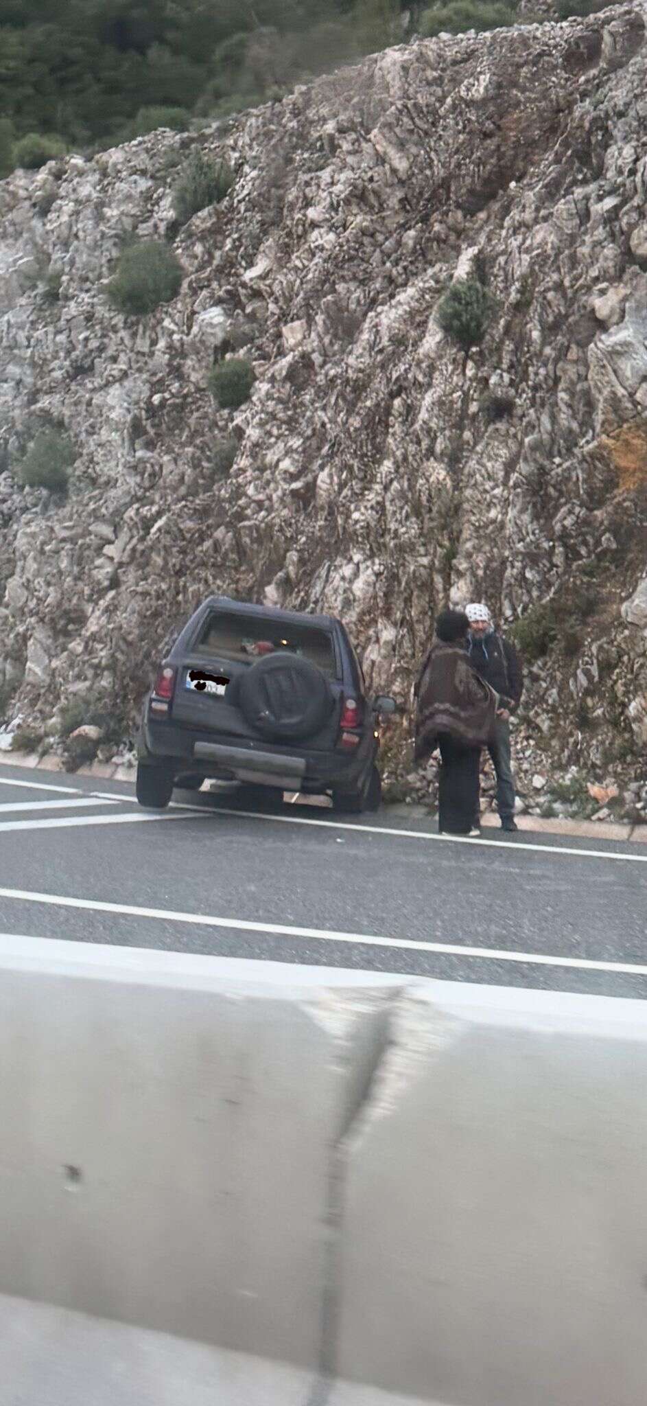 Sakar Geçidi’nde Korkutan Kaza: Araç Kayalıklara Çarptı 1