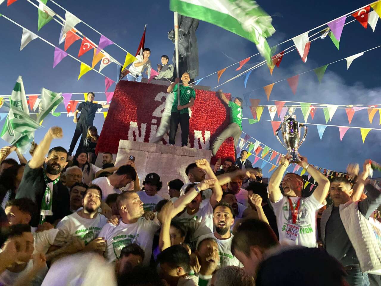 Muğla’da Tarihi Karşılama: Muğlaspor Kente 1. Lig Zaferiyle Döndü 5