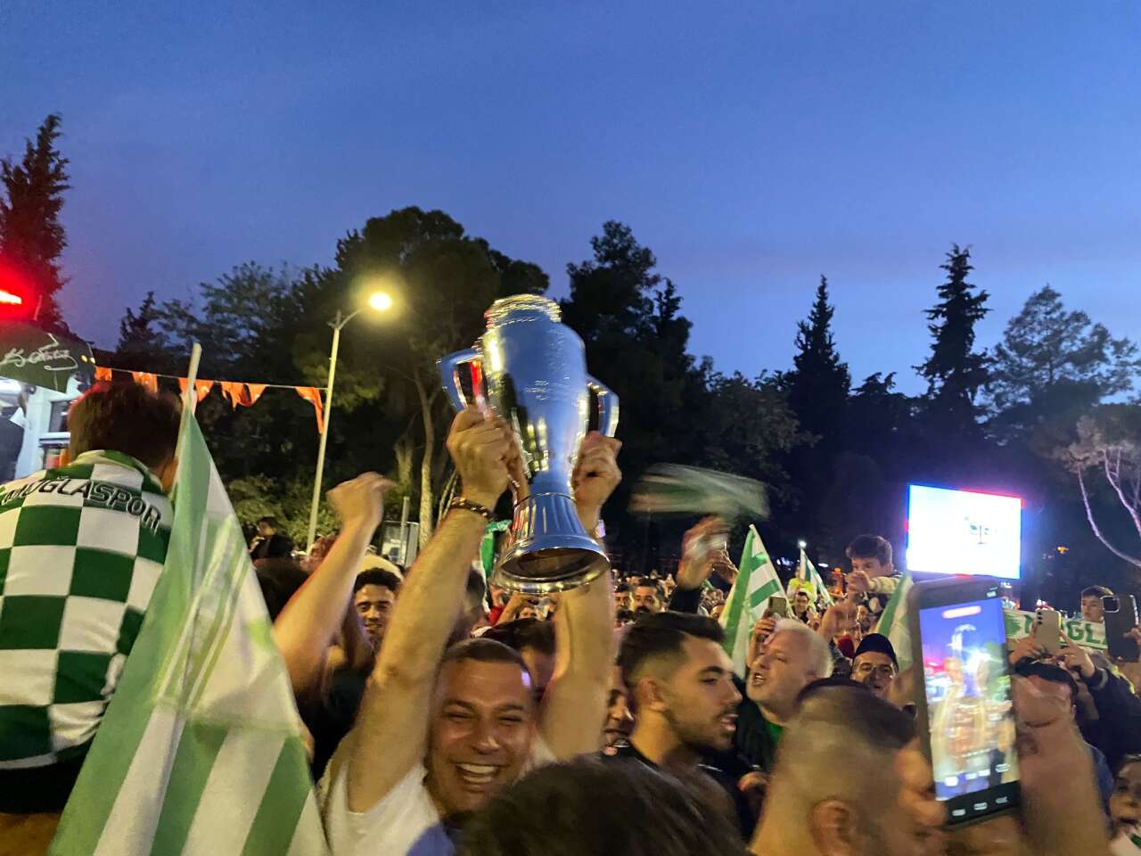 Muğla’da Tarihi Karşılama: Muğlaspor Kente 1. Lig Zaferiyle Döndü 6