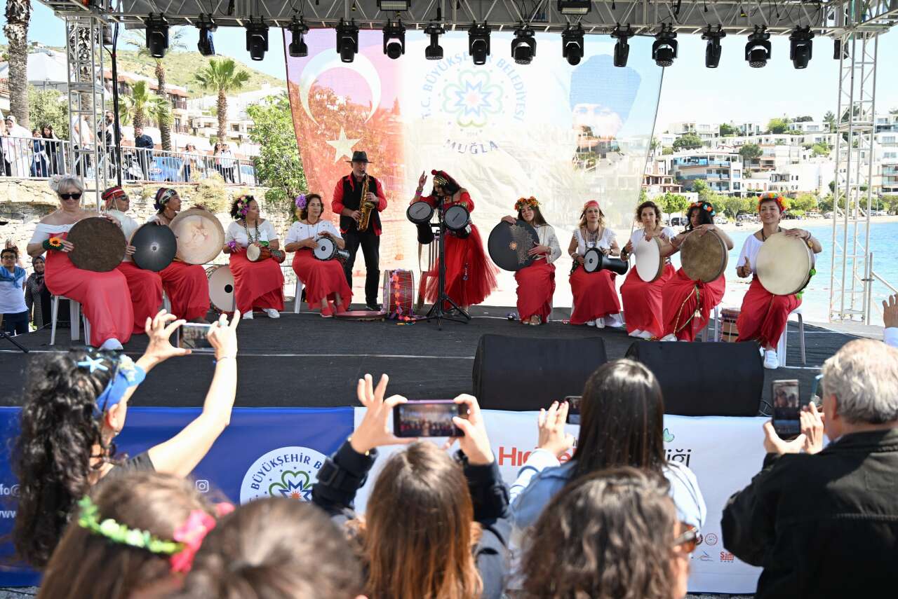 Bodrum’da Geleneksel Hıdırellez Şenliği Renkli Görüntülerle Başladı 3